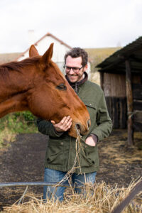 L'agriculteur Alexandre Ruèche en compagnie d'un cheval de la pension