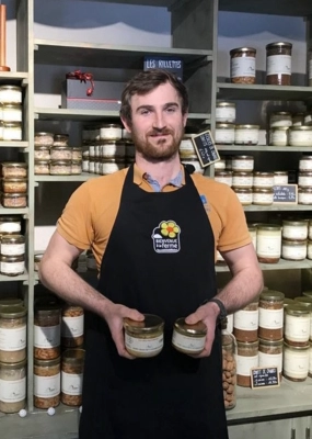 Jeffrey Vanhalst éleveur de canards et maraîcher dans sa boutique entouré de conserves de bons produits