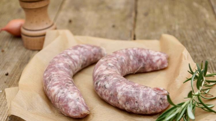 Duo de saucisses accompagnées d'une branche de romarin