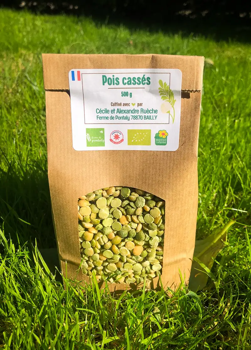 Paquet de pois cassés bio posé dans les herbes hautes