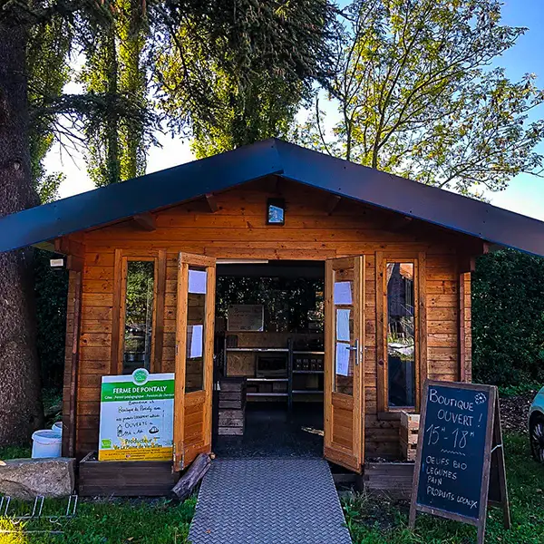 Devanture de la boutique de vente en direct de la Ferme de Pontaly